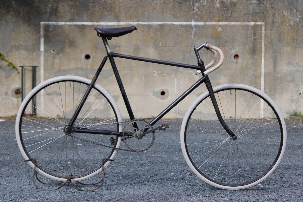 Pneu vélo ancien 700A BERGOUGNAN 700x32A 32 642 Gris (blanc) Art7 galerie BSA Extra piste 01