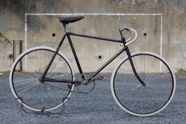 Pneu vélo ancien 700A BERGOUGNAN 700x32A 32 642 Gris (blanc) Art7 galerie BSA Extra piste 01