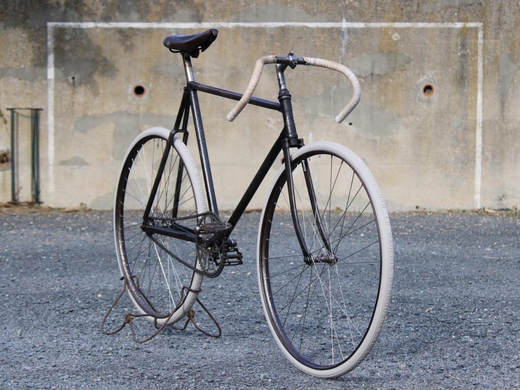 Pneu vélo ancien 700A BERGOUGNAN 700x32A 32 642 Gris (blanc) Art7 galerie BSA Extra piste 02