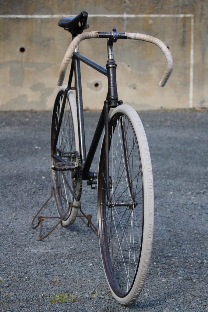 Pneu vélo ancien 700A BERGOUGNAN 700x32A 32 642 Gris (blanc) Art7 galerie BSA Extra piste 03