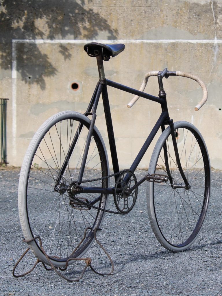 Pneu vélo ancien 700A BERGOUGNAN 700x32A 32 642 Gris (blanc) Art7 galerie BSA Extra piste 04