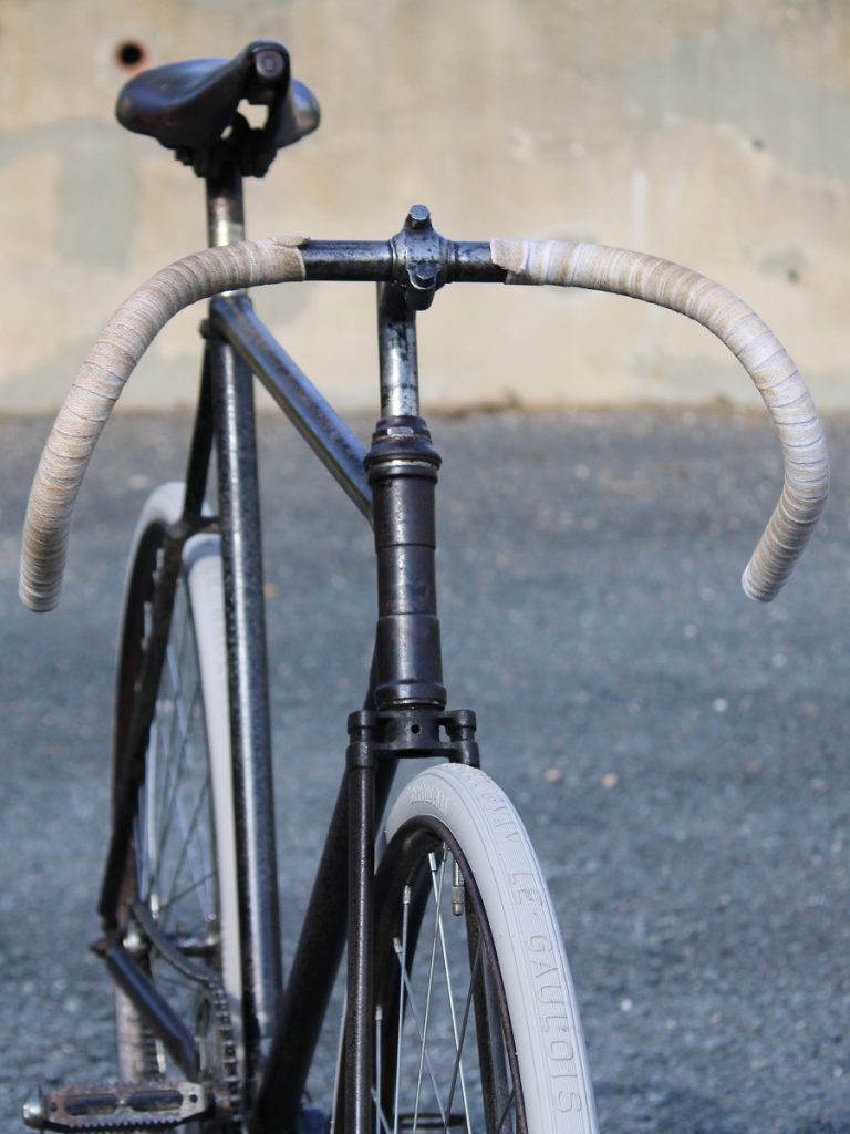 Pneu vélo ancien 700A BERGOUGNAN 700x32A 32 642 Gris (blanc) Art7 galerie BSA Extra piste 05