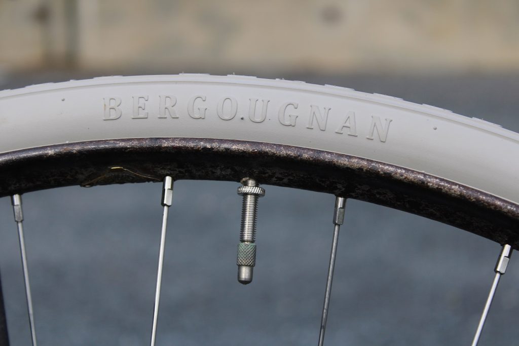 Pneu vélo ancien 700A BERGOUGNAN 700x32A 32 642 Gris (blanc) Art7 galerie pneu 01