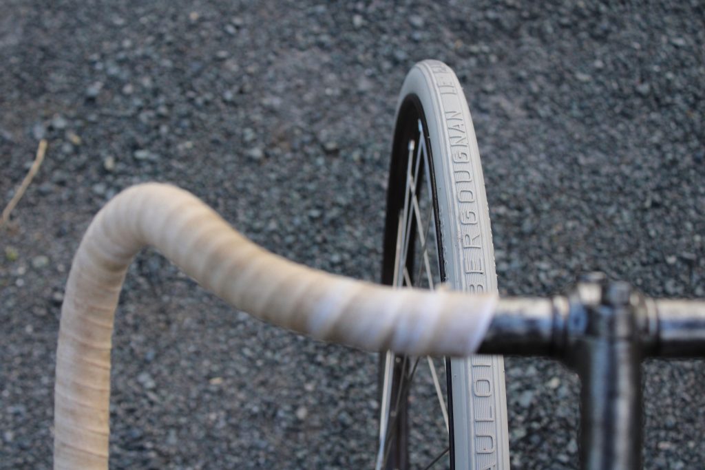 Pneu vélo ancien 700A BERGOUGNAN 700x32A 32 642 Gris (blanc) Art7 galerie pneu 02