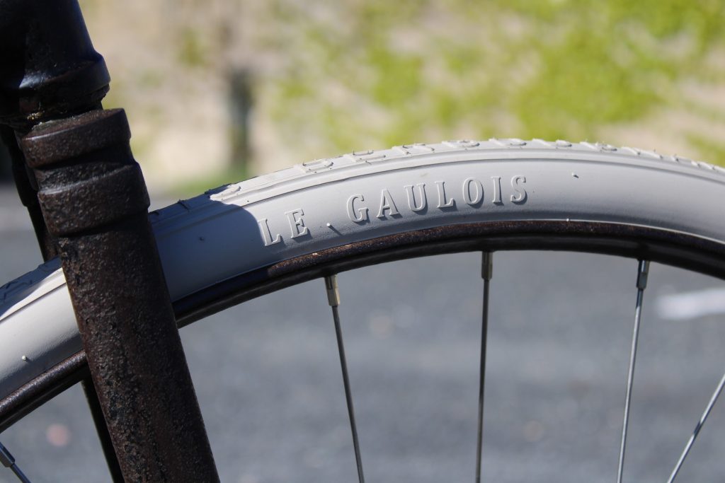 Pneu vélo ancien 700A BERGOUGNAN 700x32A 32 642 Gris (blanc) Art7 galerie pneu 04