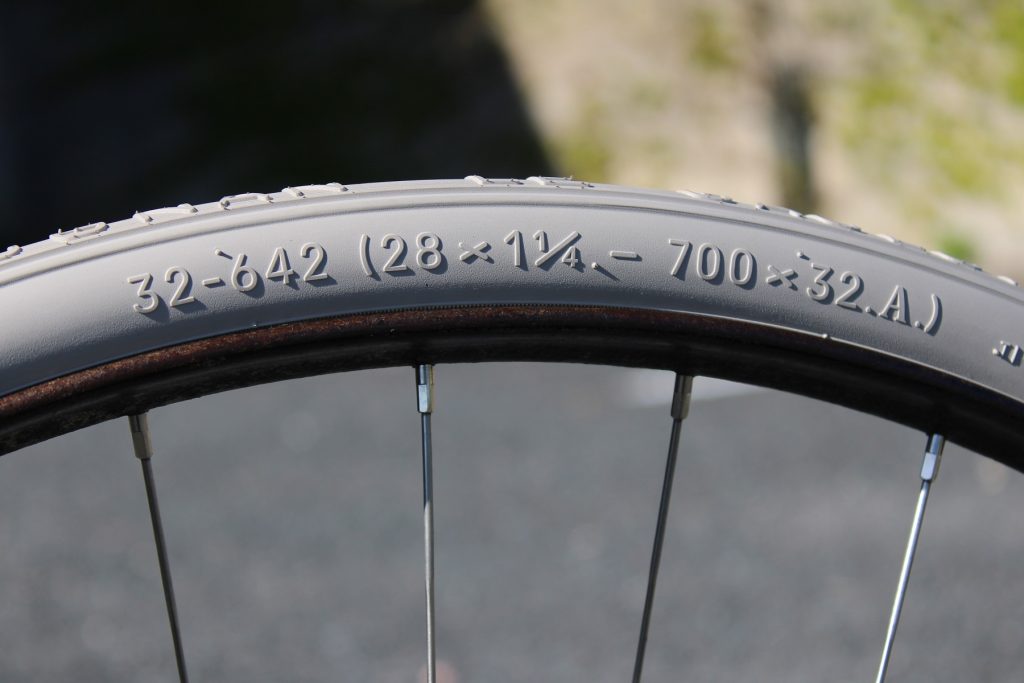 Pneu vélo ancien 700A BERGOUGNAN 700x32A 32 642 Gris (blanc) Art7 galerie pneu 05