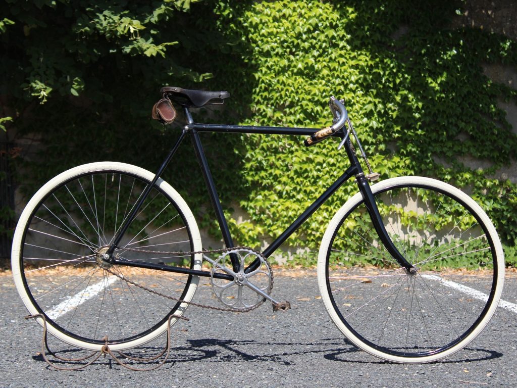 BERGOUGNAN pneu vélo ancien 700B 700x35B Standard Clément 01
