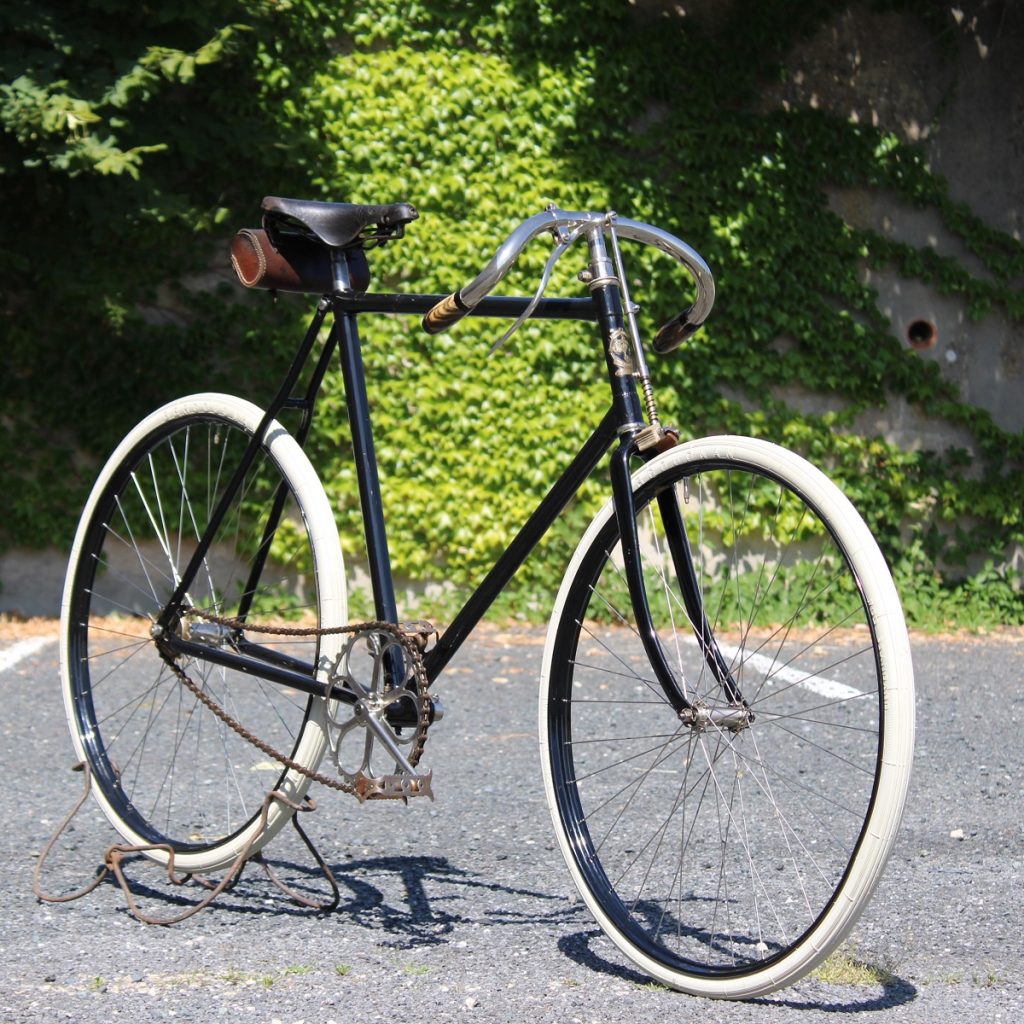 BERGOUGNAN pneu vélo ancien 700B 700x35B Standard Clément 02