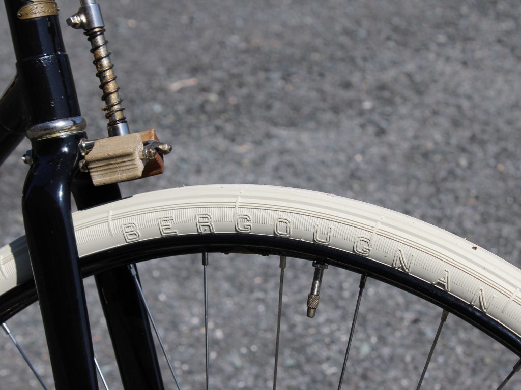 BERGOUGNAN pneu vélo ancien 700B 700x35B Standard Clément 03