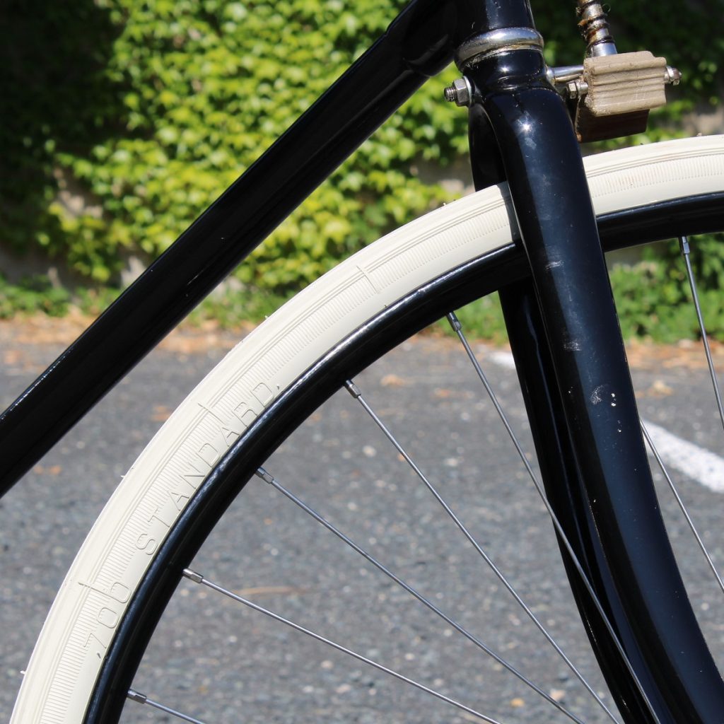 BERGOUGNAN pneu vélo ancien 700B 700x35B Standard Clément 06