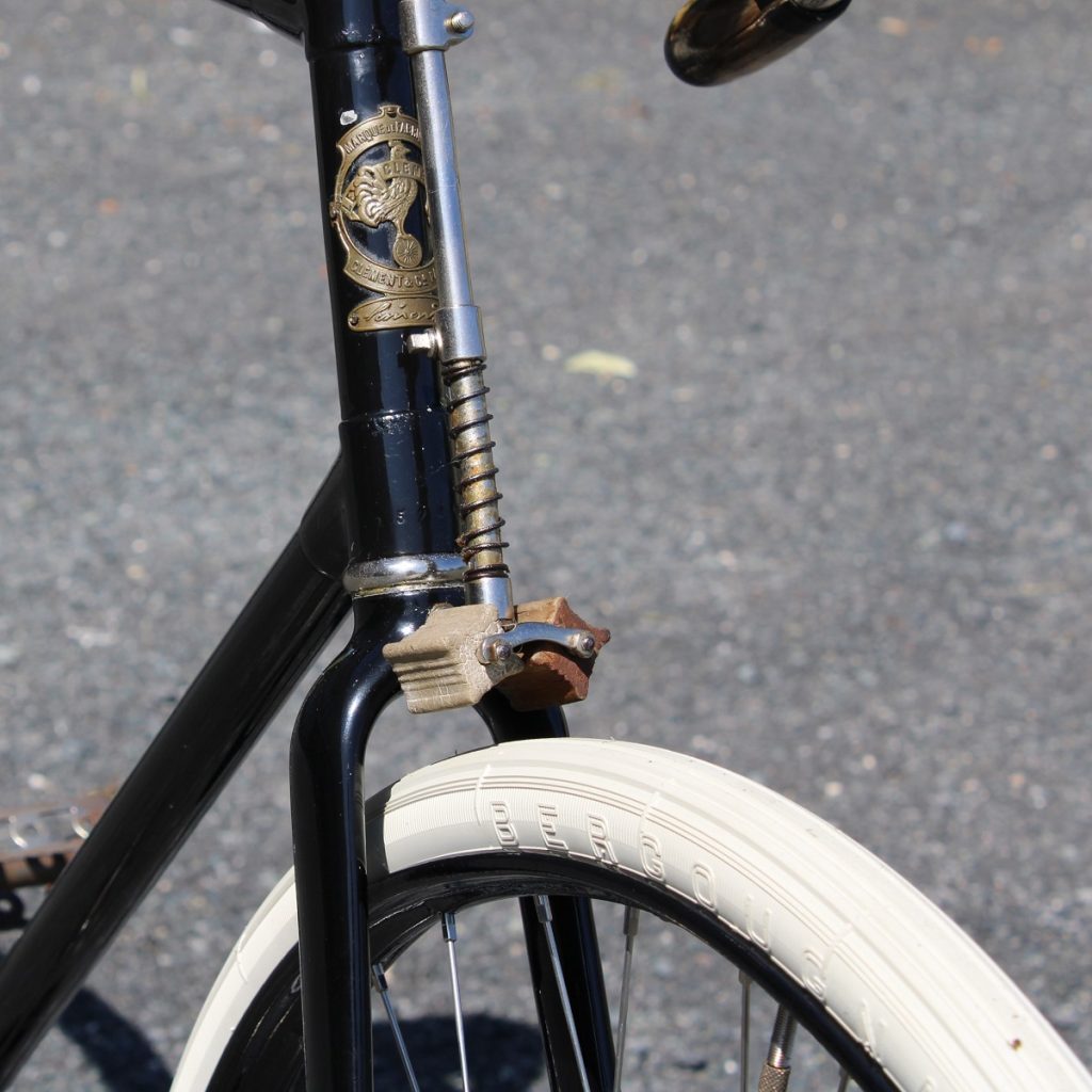 BERGOUGNAN pneu vélo ancien 700B 700x35B Standard Clément 07