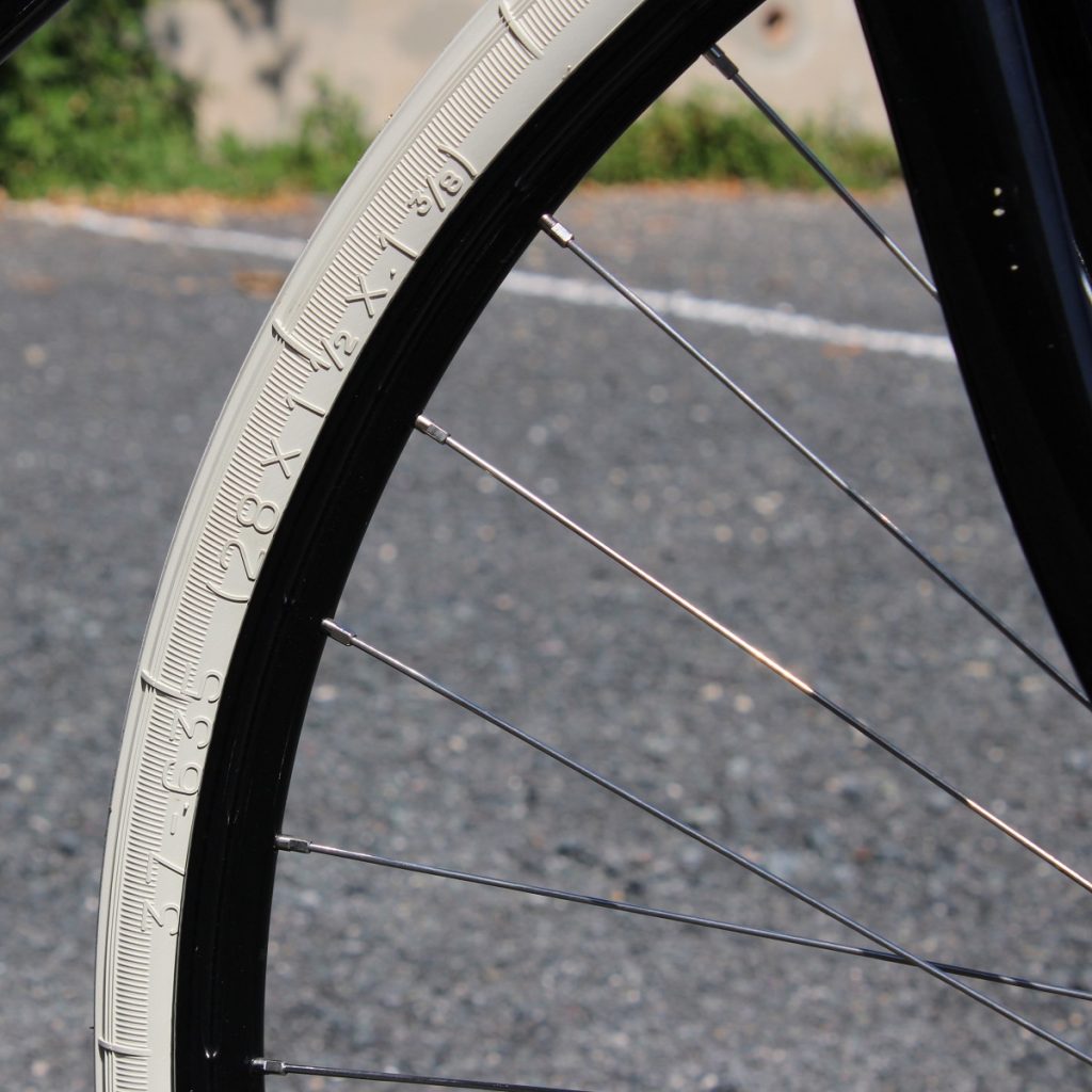BERGOUGNAN pneu vélo ancien 700B 700x35B Standard Clément 11